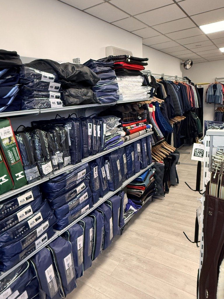 Notre rayon couvertures propose des modèles pour chaque besoin et chaque cavalier.