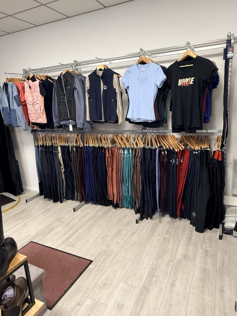 Découvrez notre sélection de vêtements et accessoires pour femmes passionnées d’équitation.